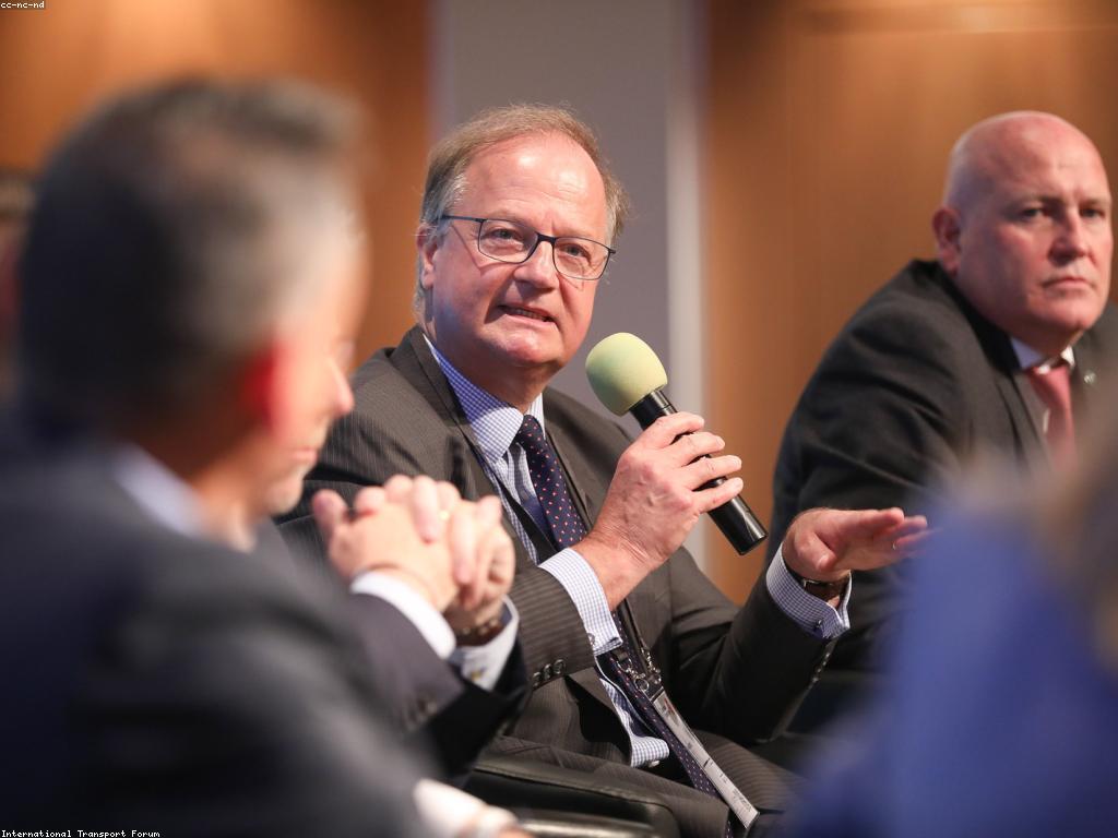 ការបង្កើតនូវការជឿជាក់លើរង្វាន់និងប្រព័ន្ធសុវត្ថិភាព